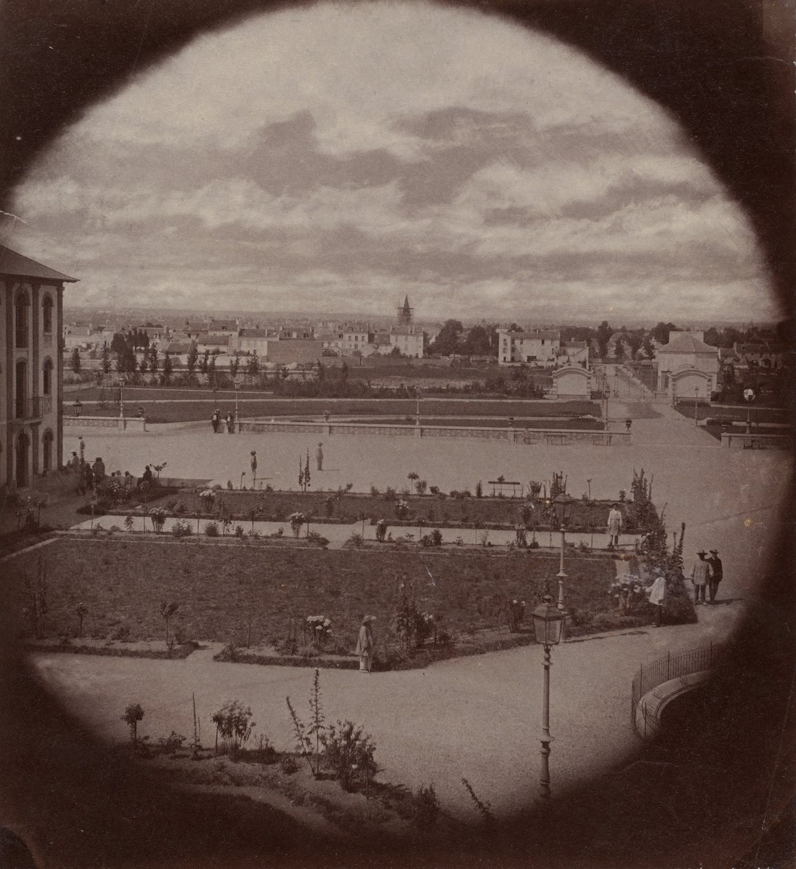 Asile impériale de Vincennes, vue de Charenton, 1858-59 von Charles Nègre
