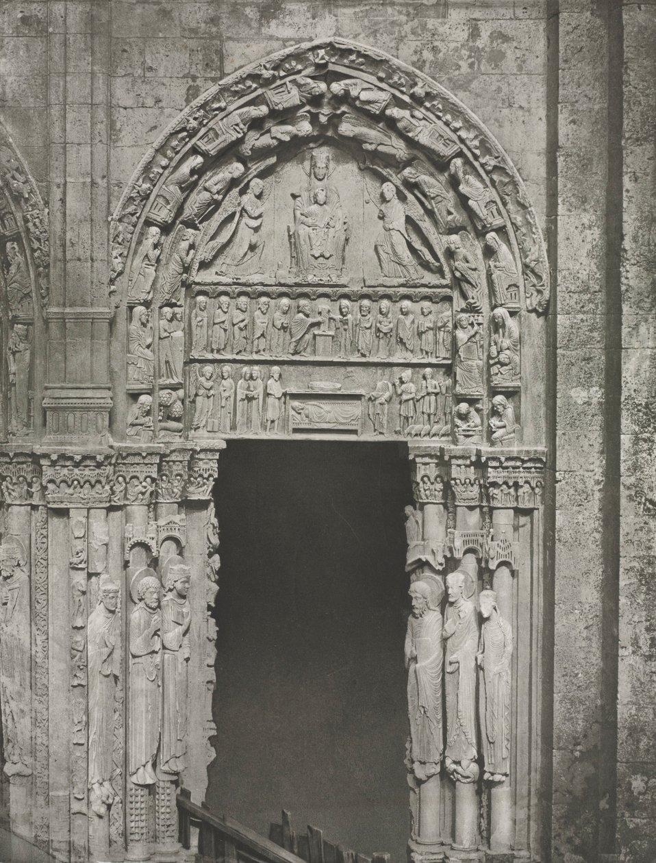 Kathedrale von Chartres: Rechte Tür des Königlichen Portals mit Unserer Lieben Frau von Chartres von Charles Nègre