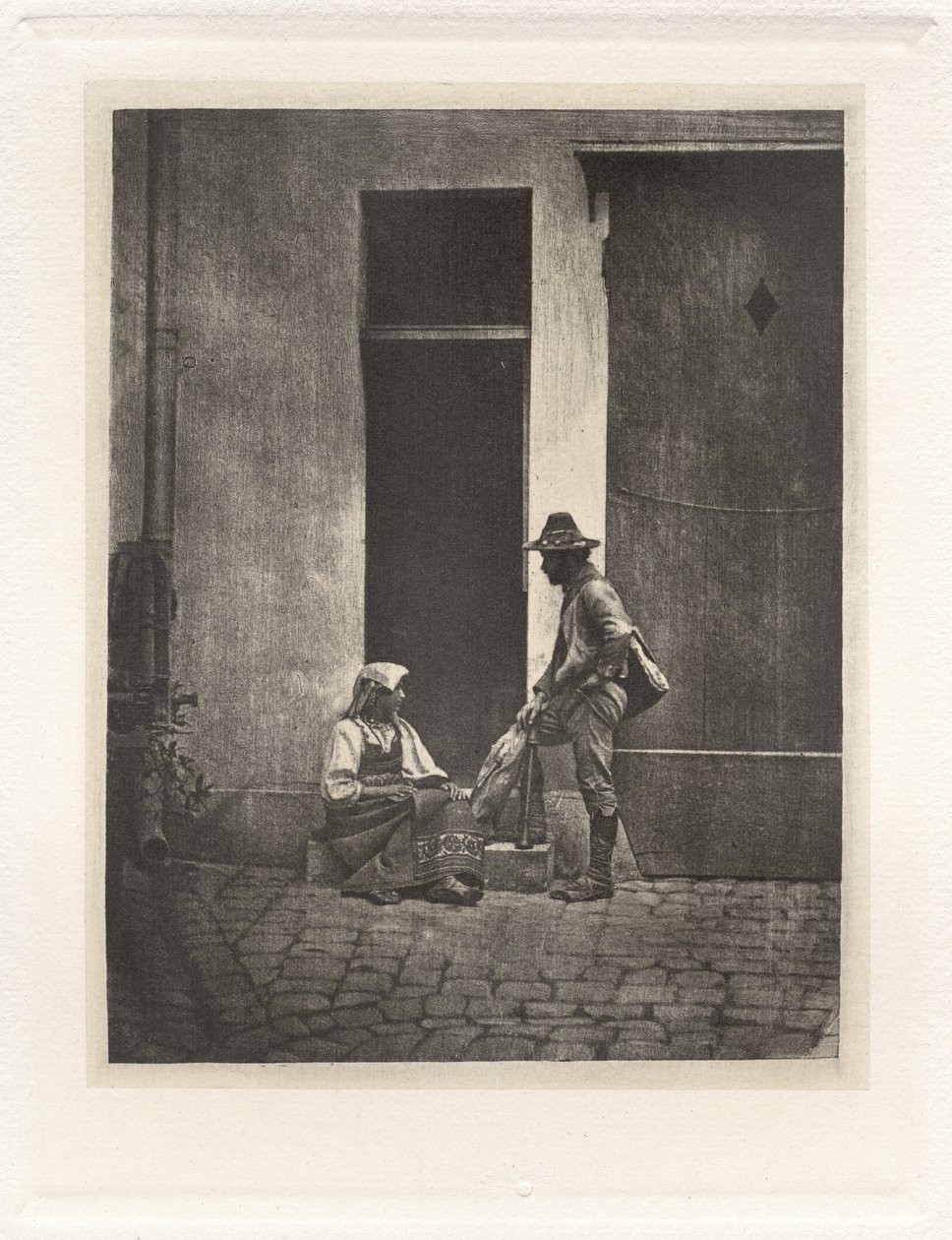 Tafel IV – Pifferaro stehend und italienische Bäuerin sitzend, im Hof des 21 Quai Bourbon von Charles Nègre