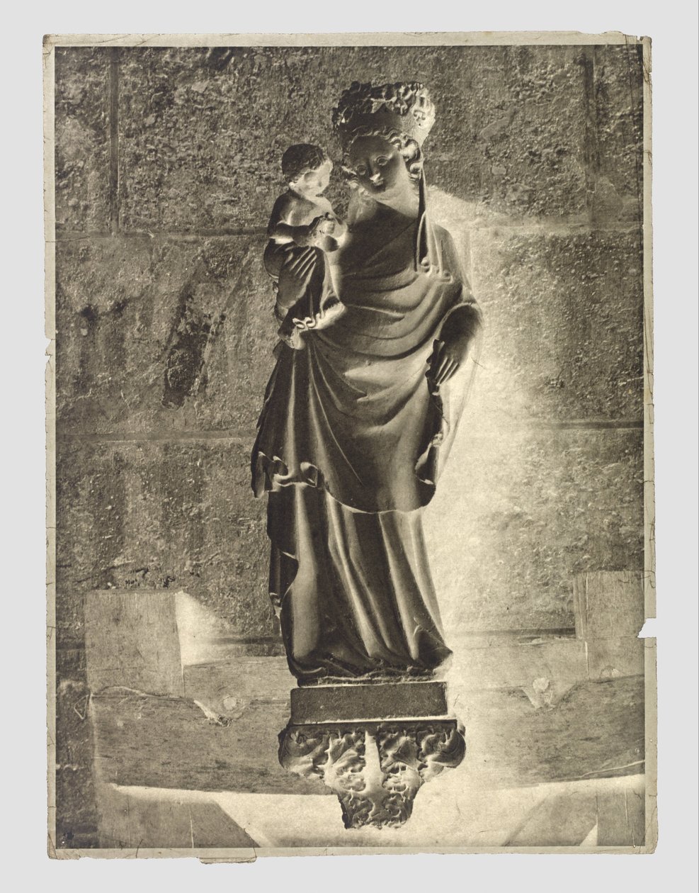 Skulptur von Maria mit Kind an der Notre-Dame, Paris von Charles Nègre