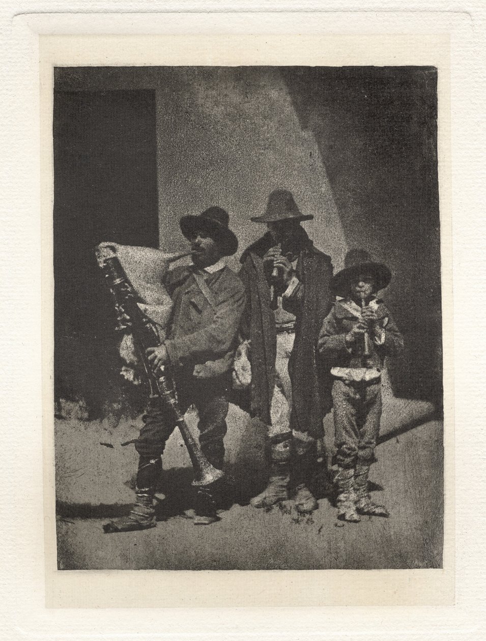 Planche III – Gruppe von Drei Pifferari Stehend, im Hof des 21 Quai Bourbon von Charles Nègre, André Jammes
