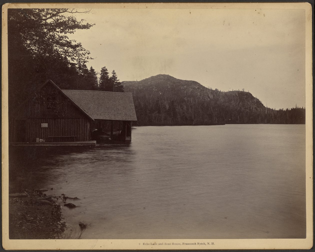 Echo Lake und Bootshaus, Franconia Notch, New Hampshire von Charles P. Hibbard