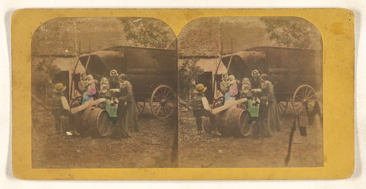 [Familiengruppe vor einem Wagen, Vater und Kind auf provisorischer Wippe] von Charles Peeters