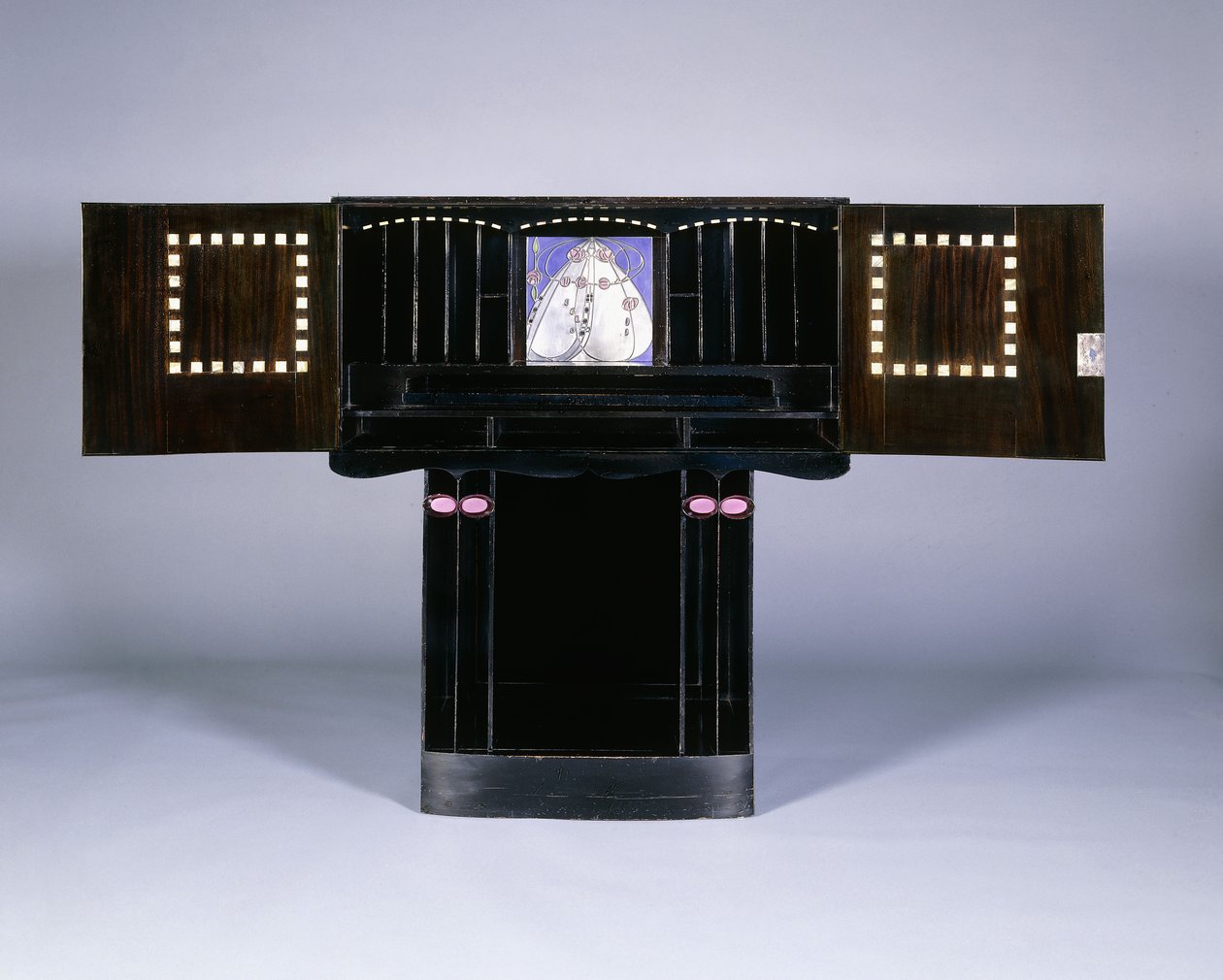 Ein Schreibschrank, entworfen für Walter W. Blackie Esq., Hill House, Edinburgh von Charles Rennie Mackintosh