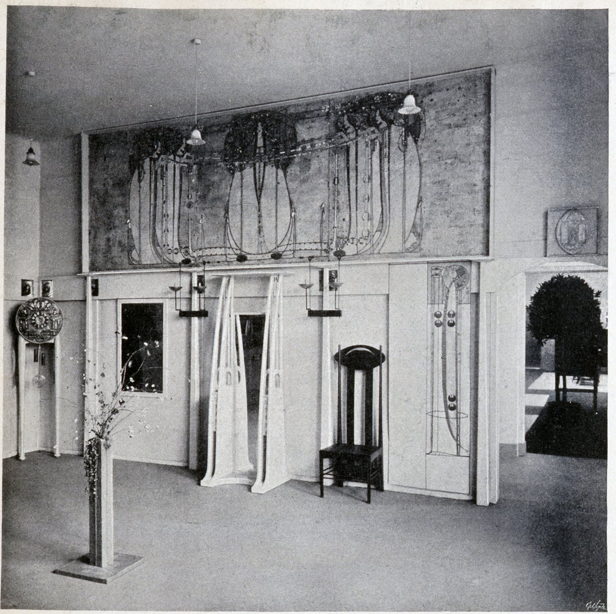 Innenansicht eines dekorativen Kunstsalons in Wien, um 1900 (Dekor und Möbel von Charles Rennie und Margaret MacDonald Mackintosh) von Charles Rennie Mackintosh