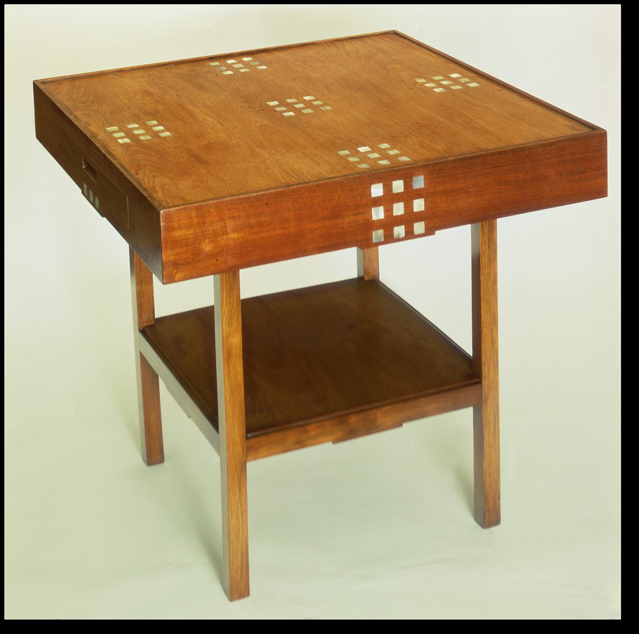 Tisch mit Perlmutt-Einlage, 1918 (gebeiztes Mahagoniholz mit Perlmutt-Einlage) von Charles Rennie Mackintosh
