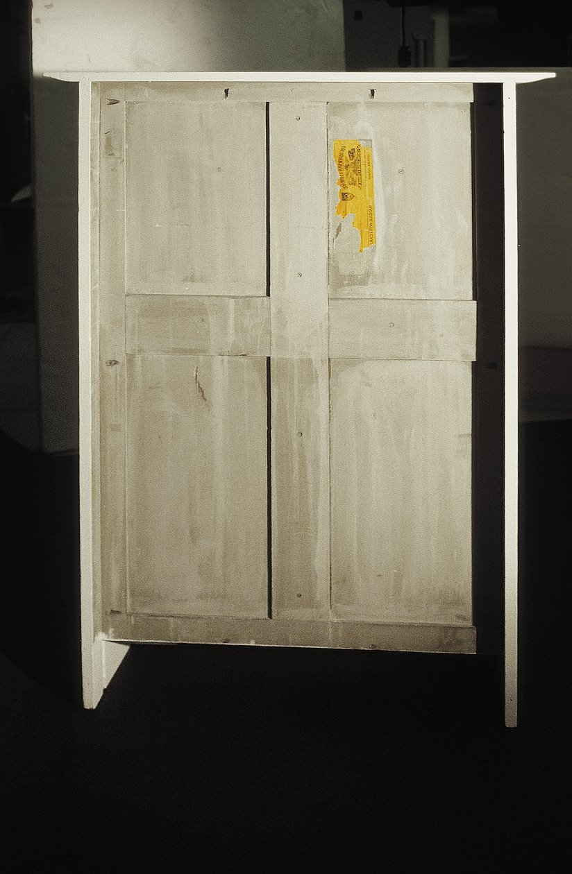 Weißer Schrank entworfen für Mrs. Rowat, 1902 von Charles Rennie Mackintosh