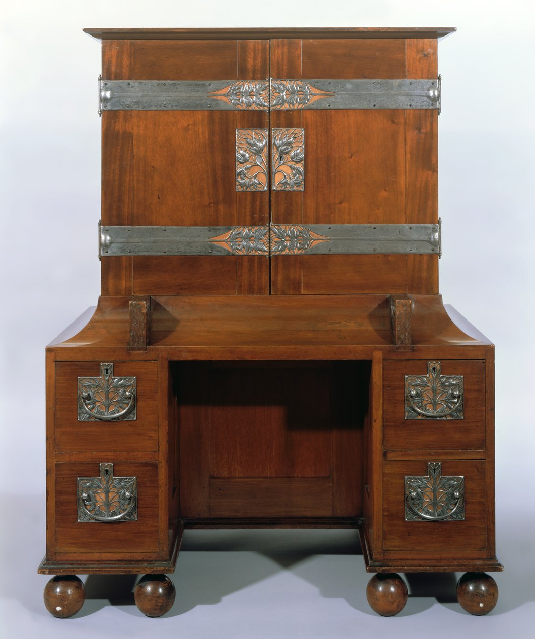 Schrank - Vorderseite geschlossen, 1898 von Charles Robert Ashbee