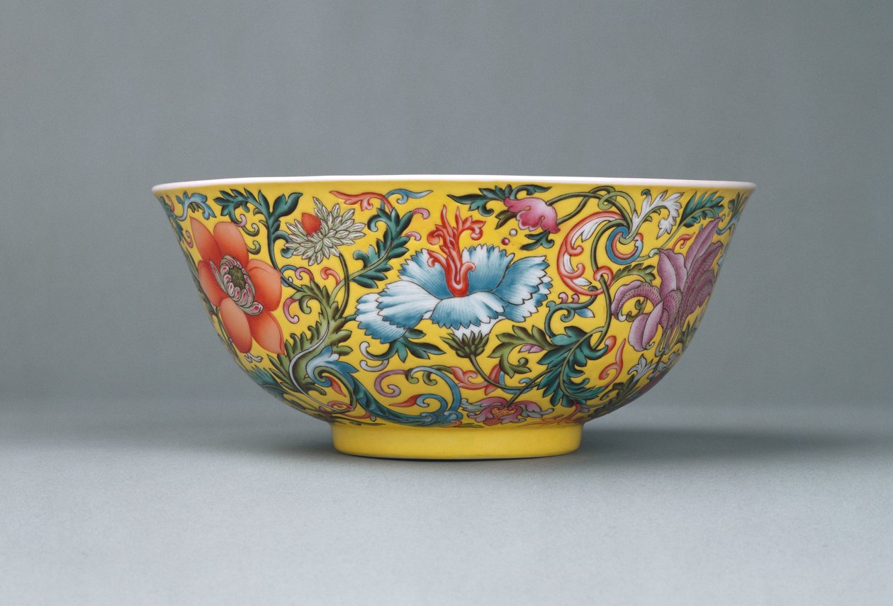 Feine Famille-Rose-Schale mit gelbem Grund, 1821-1850 von Chinese School