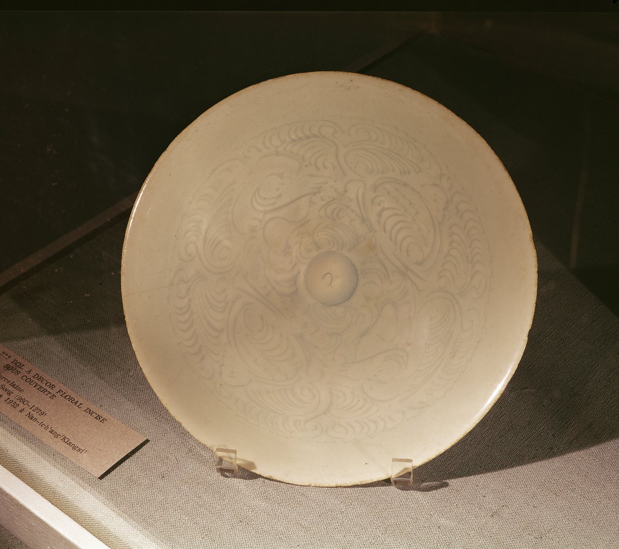 Schale mit eingeschnittenem Blumendekor, aus Nanchang, Provinz Jiangxi, Sung-Dynastie, 12.-13. Jahrhundert von Chinese School