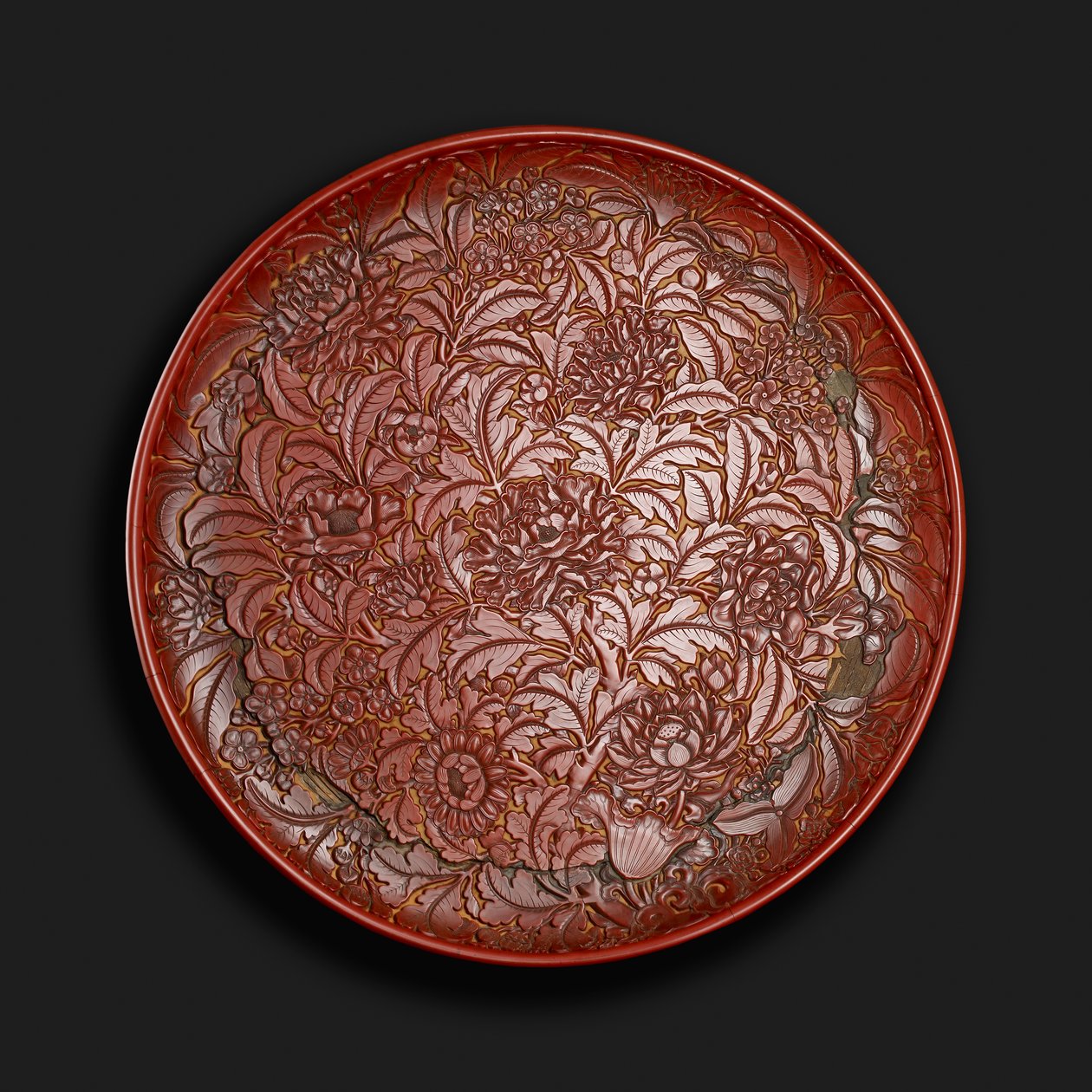 Geschnitzte Schale mit dem Zeichen von Xuande (1426-36) im Boden, Chinesisch von Chinese School