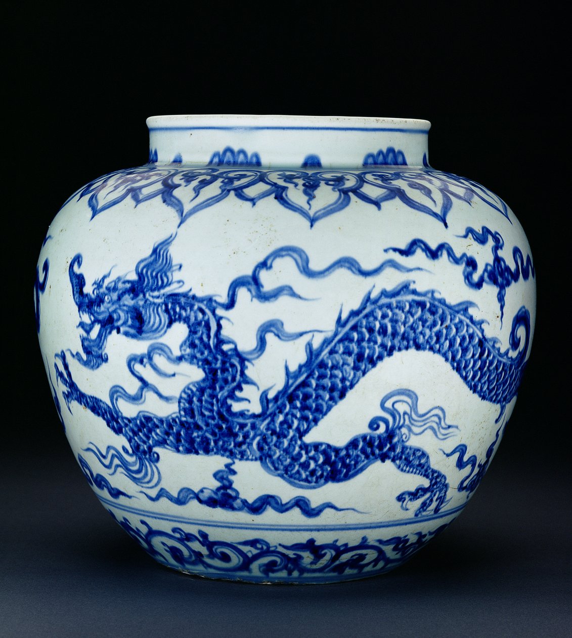 Kugelförmiges Gefäß mit einem Drachen bemalt von Chinese School