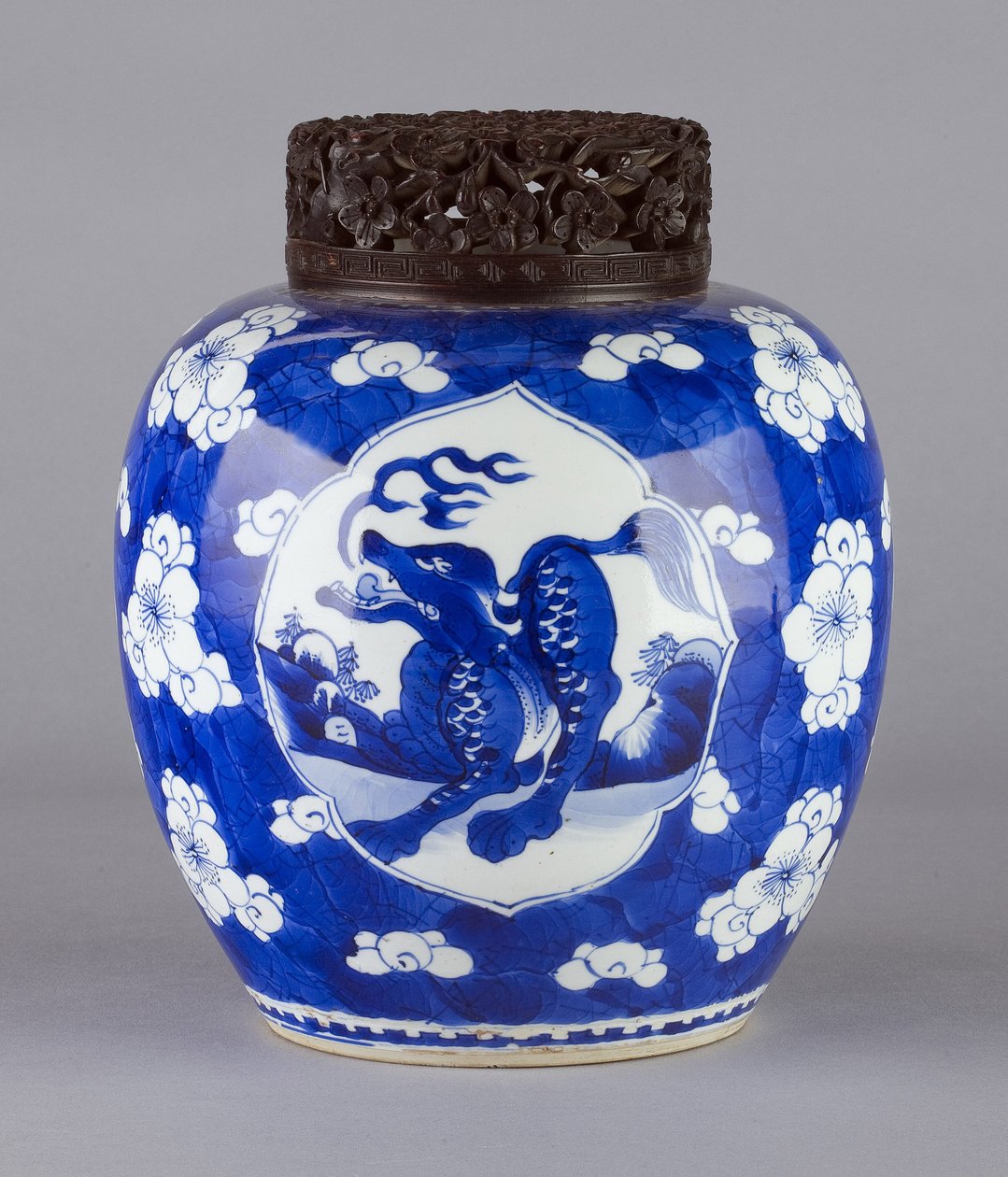 Krug (mit Deckel und Drachendesign), 1662-1722 (Keramik) von Chinese School