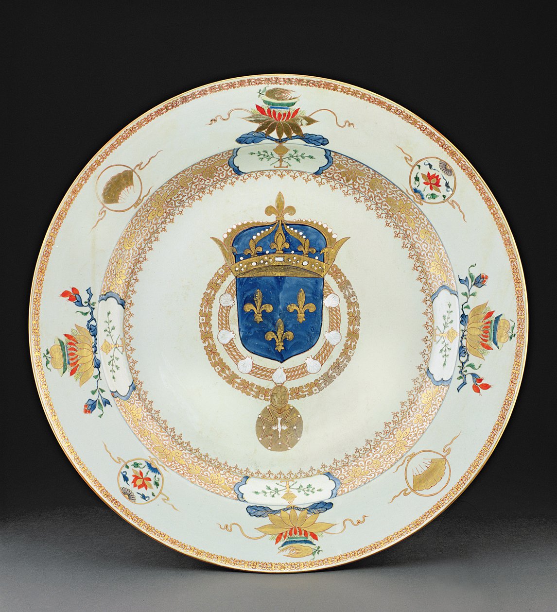 Großer Wappenteller mit den Waffen des Königs von Frankreich, ca. 1730 von Chinese School