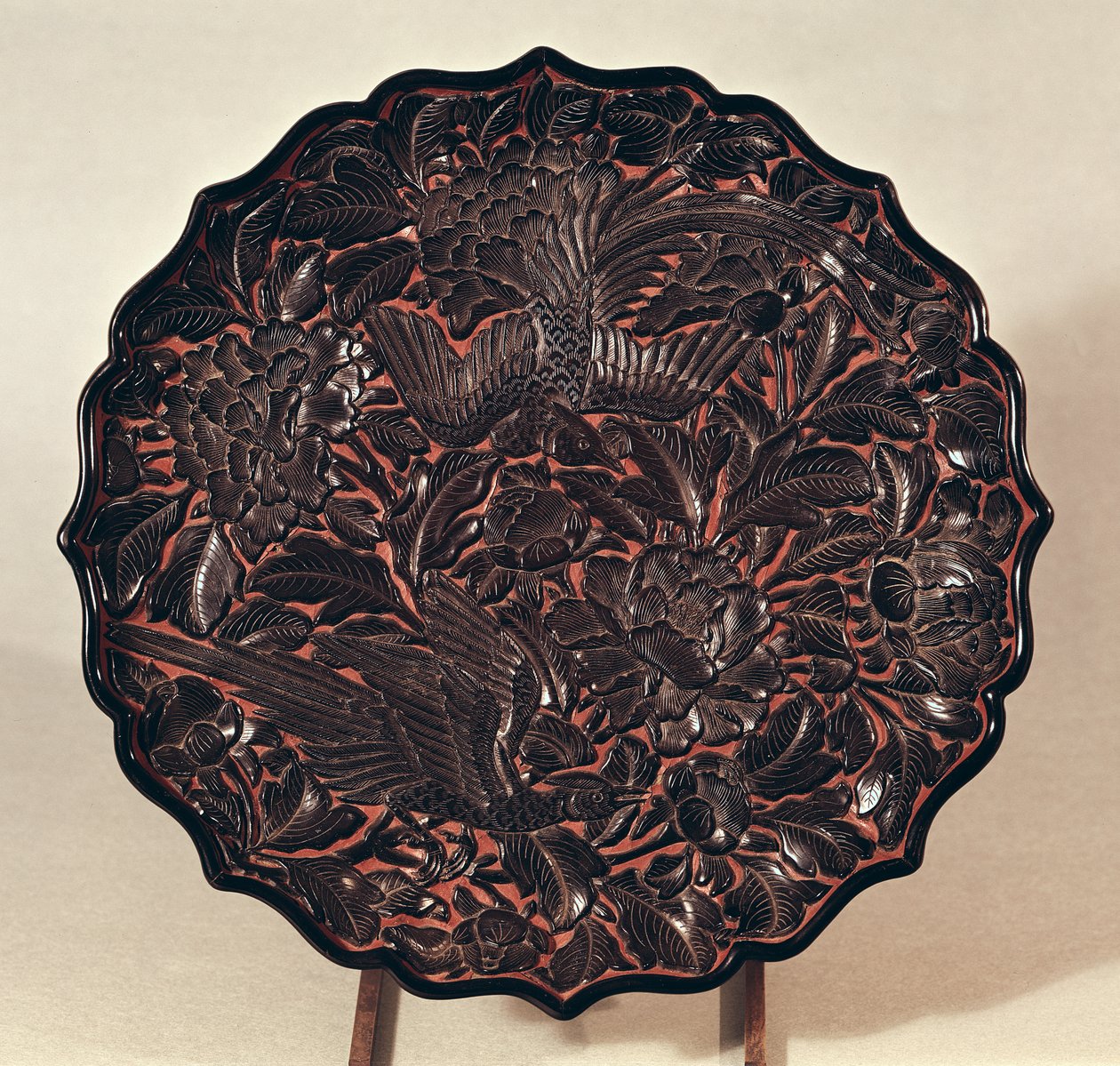 Teller mit Blumenmotiven und zwei Vögeln, Yuan-Dynastie (1271-1368) von Chinese School