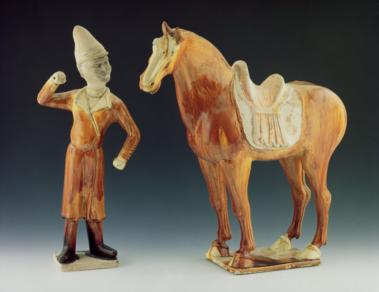Groom-Figur mit Mantel und Spitzhut mit gesatteltem Pferd, Tang-Dynastie 618-906 von Chinese School Chinese School