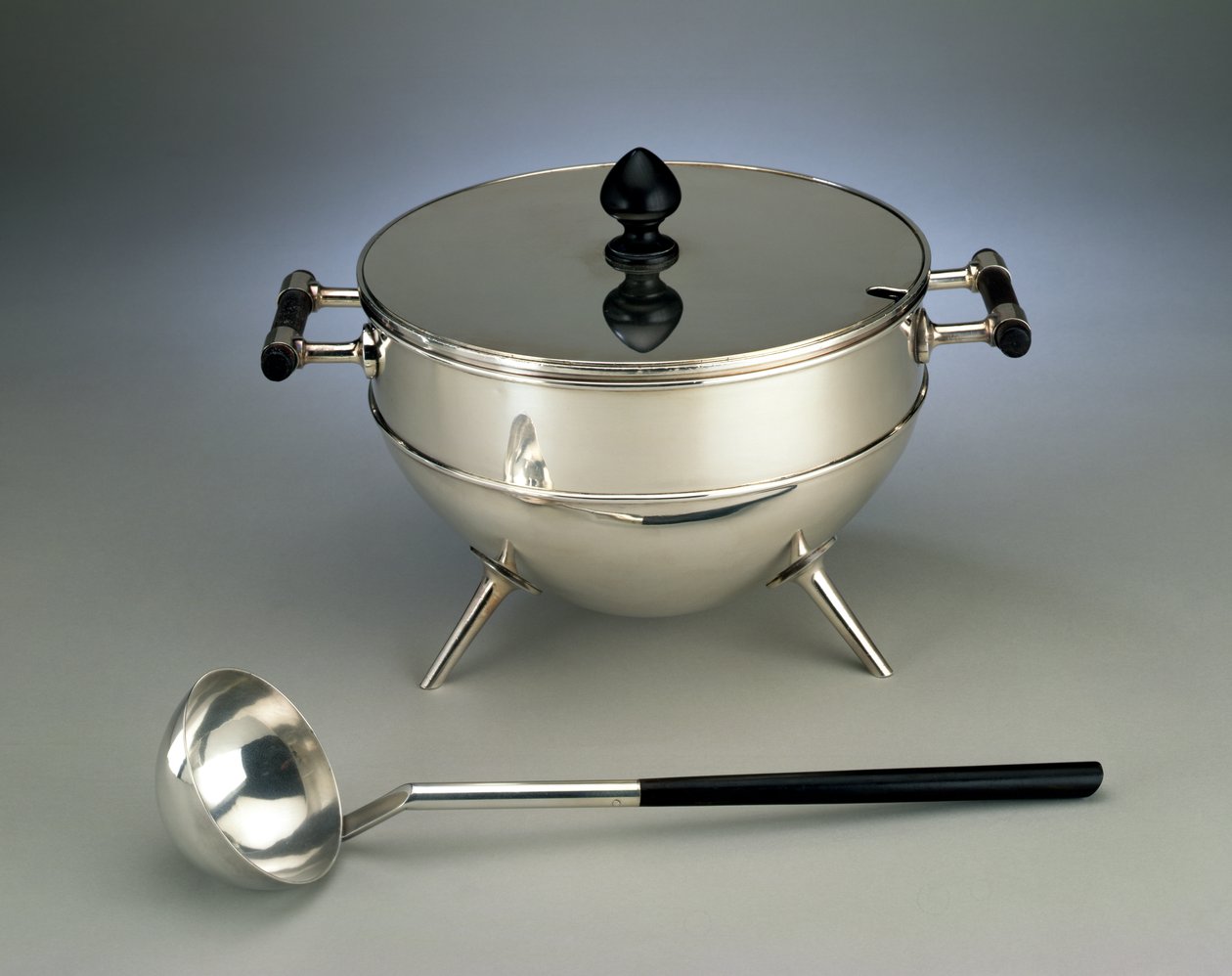Suppenterrine und Kelle, hergestellt von Hukin & Heath, 1880 von Christopher Dresser