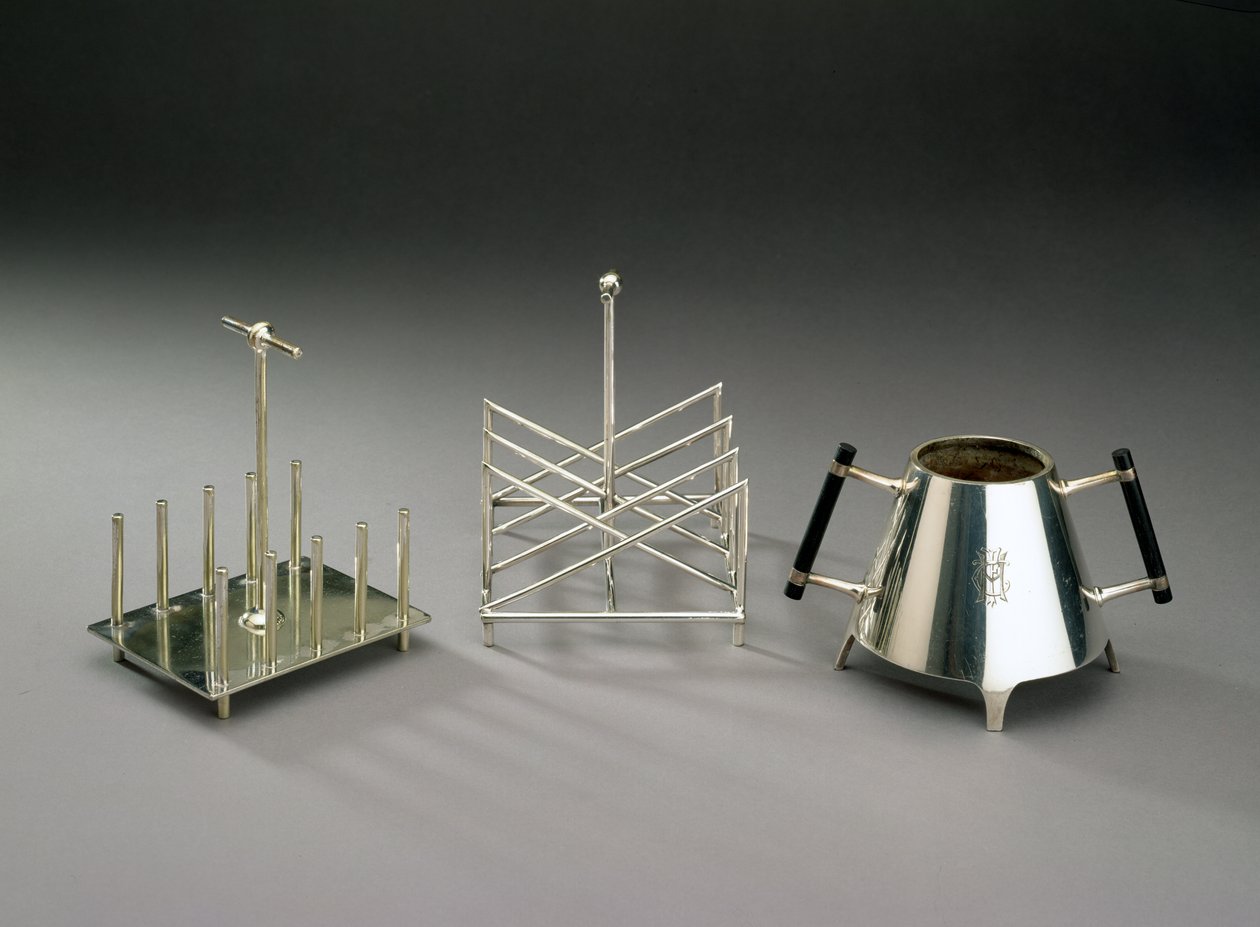 Toasthalter mit aufrechten Stützen, hergestellt von Hukin & Heath, 1878; dreieckiger Toasthalter, hergestellt von Elkington & Co., um 1875-88; Zuckerschale mit ebonisiertem Holz von Christopher Dresser