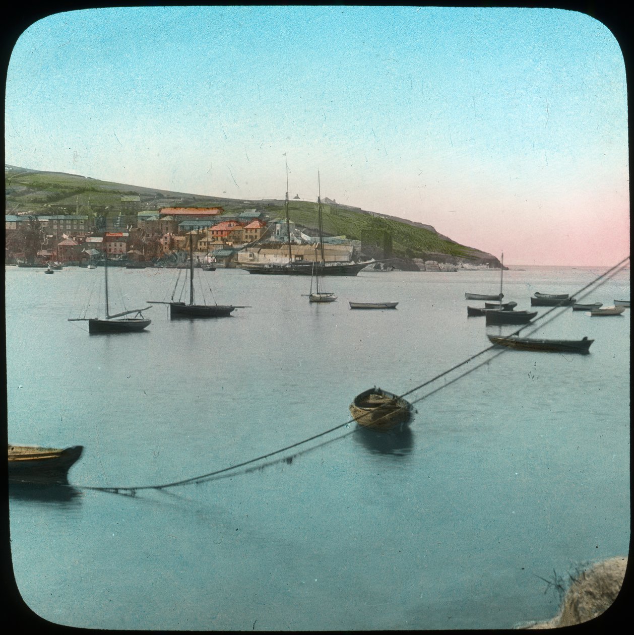 Polruan von Fowey, Cornwall, spätes 19. oder frühes 20. Jahrhundert von Church Army Lantern Department