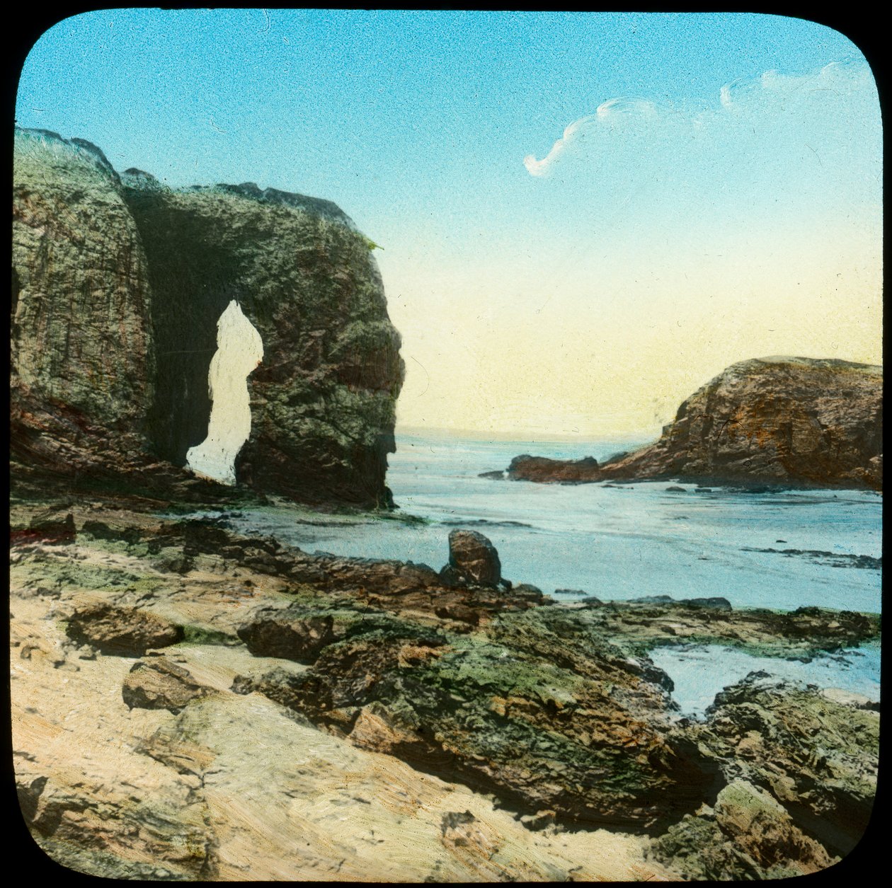 Felsbogen am Perran-Strand, Cornwall, spätes 19. oder frühes 20. Jahrhundert von Church Army Lantern Department