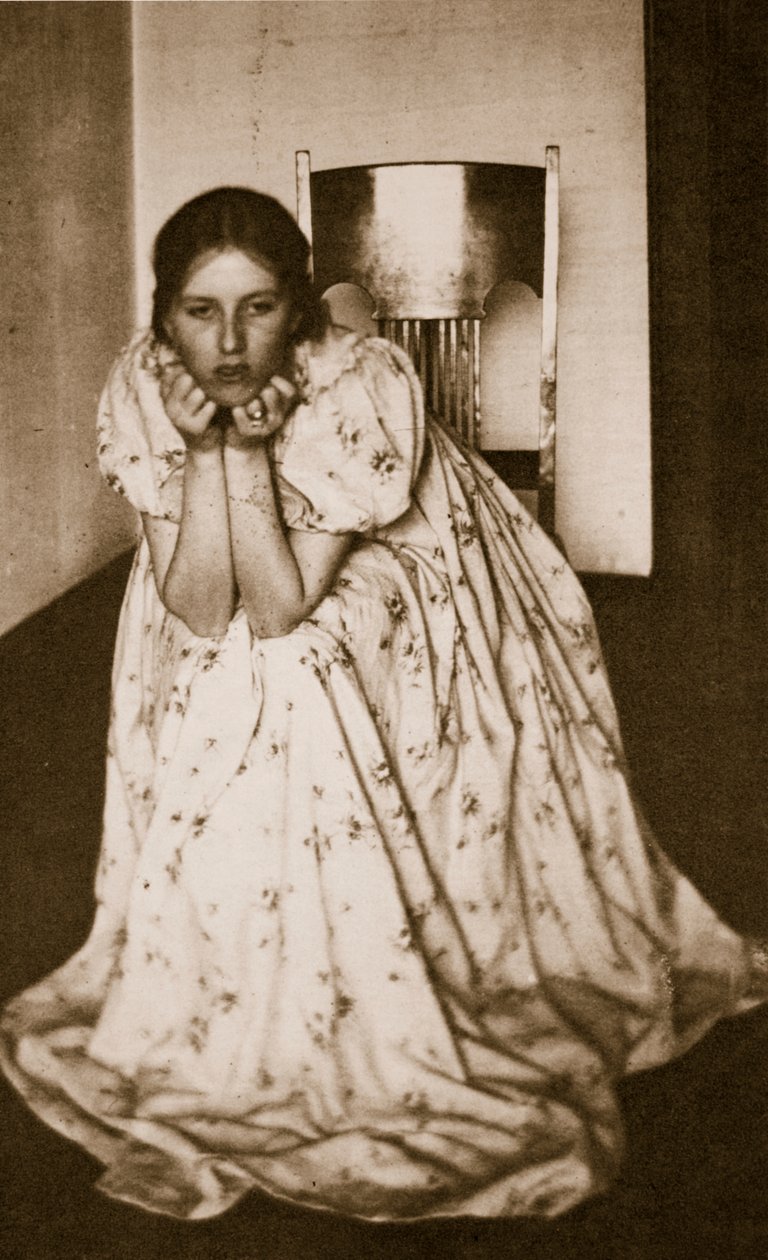 Mädchen in einem geblümten Kleid, ca. 1910 von Clarence Henry White
