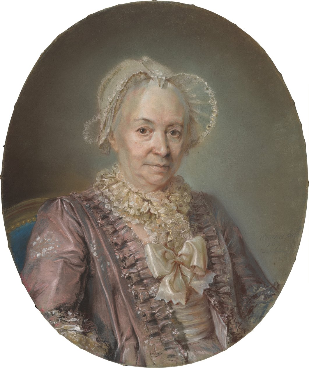 Eine ältere Dame in einem mauvefarbenen Seidenkleid von Claude Bornet