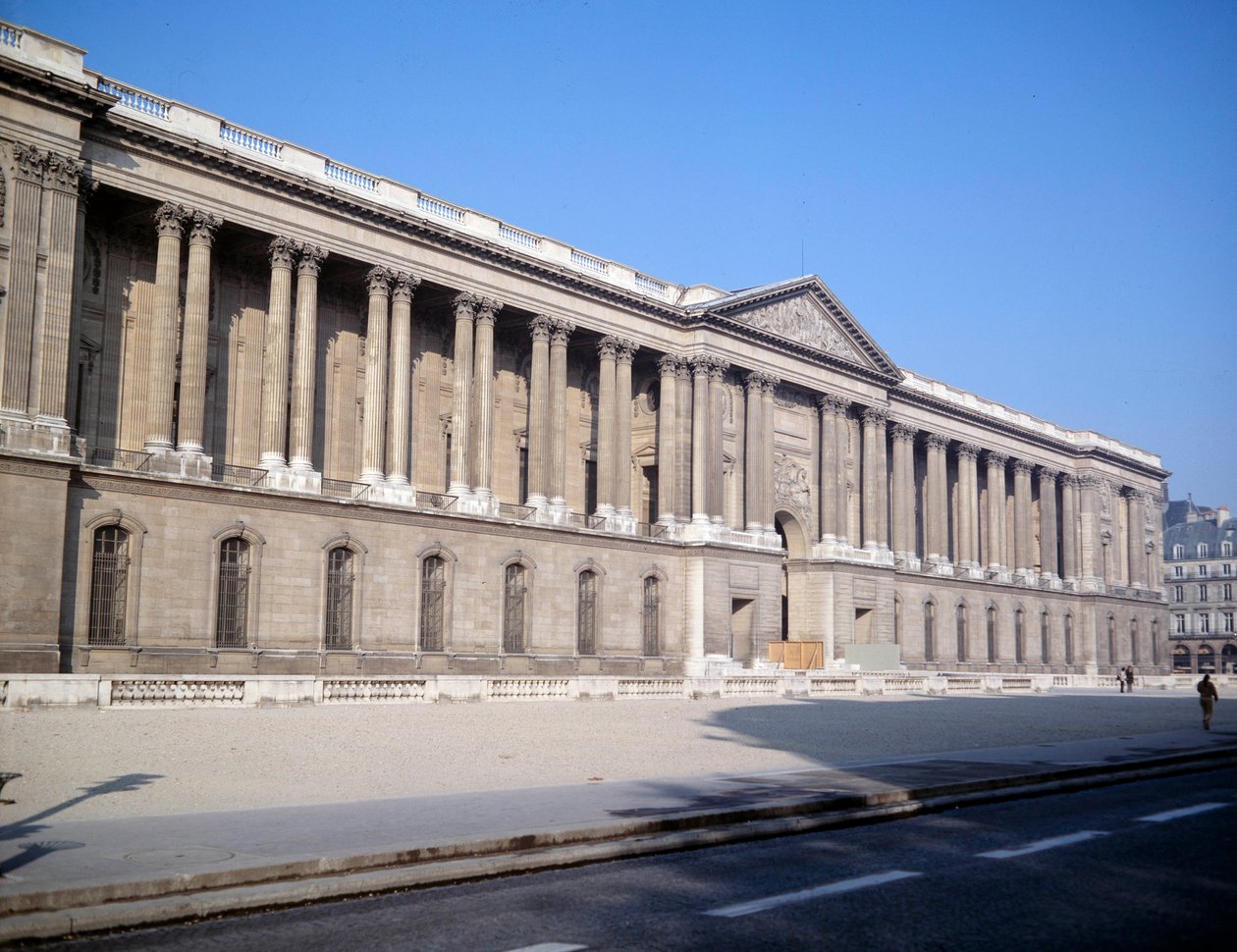 Ansicht des Palais du Louvre und der Kolonnaden. Entworfen von Architekt Claude Perrault (1613-1688) von Claude Perrault