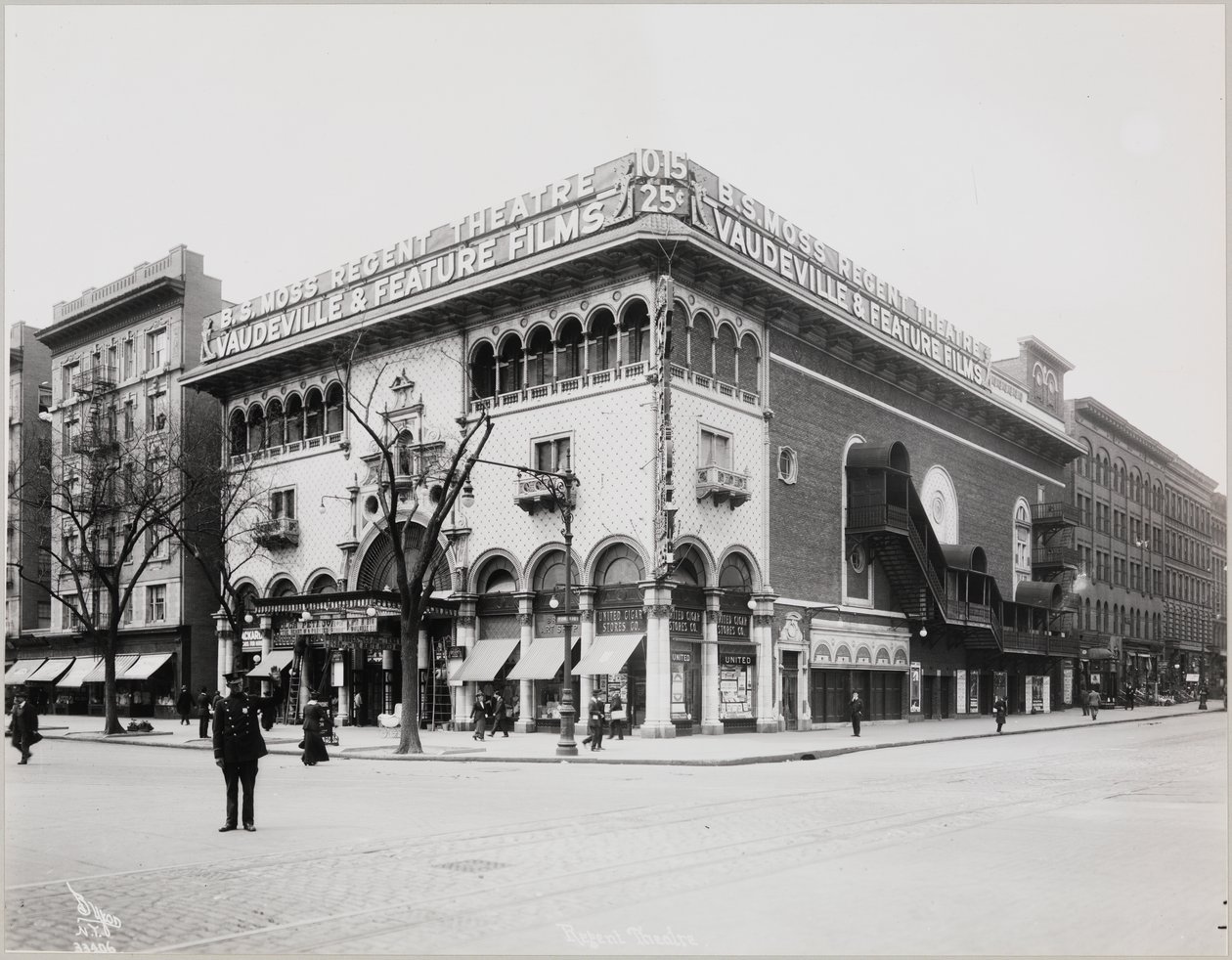 Ein riesiges Theater mit einer aufwendigen Fassade, komplett mit maurischen Bögen und Balkonen. Ein großes Schild auf dem Gebäude liest 