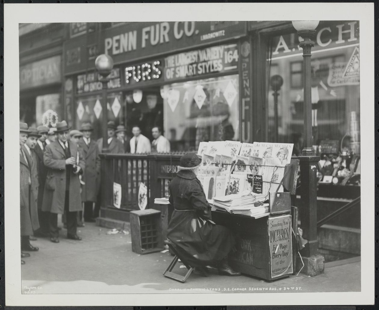 Blinde Zeitungsverkäuferin, Fannie Lyons, an ihrem Stand an der südöstlichen Ecke der 7th Avenue & 34th Street von Company Byron