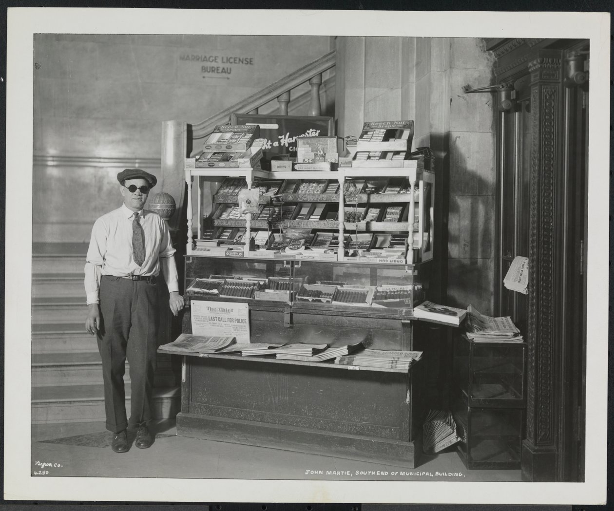Blinder Zeitungsverkäufer, John Martie, an seinem Stand am südlichen Ende des Municipal Building, New York von Company Byron