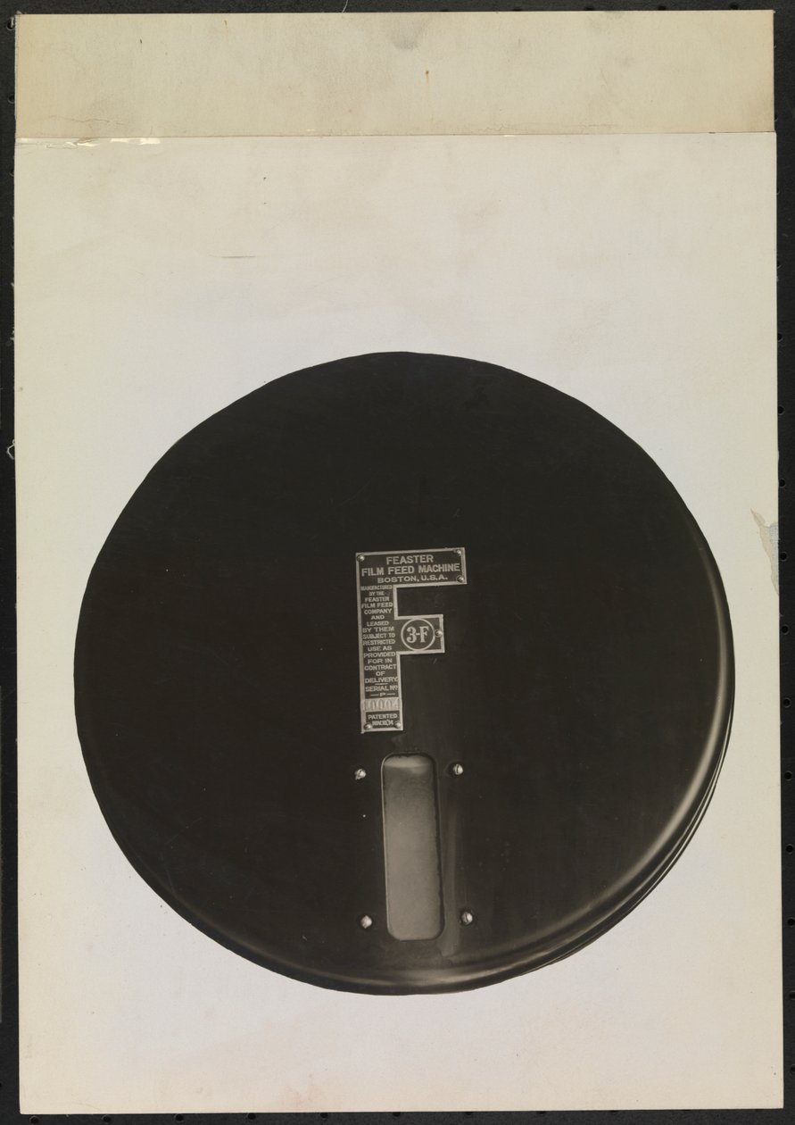 Feaster Film Feed Machine für Phonographenplatten, ausgeschnitten oder maskiert, um einen leeren Hintergrund zu erzeugen von Company Byron