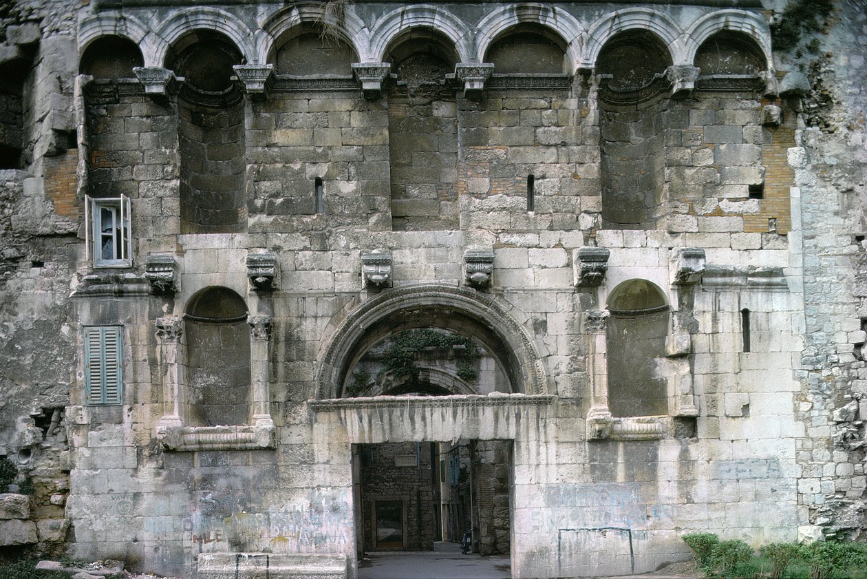 Porta Aurea im Diokletianpalast, ca. 300 n. Chr. von Croatian School