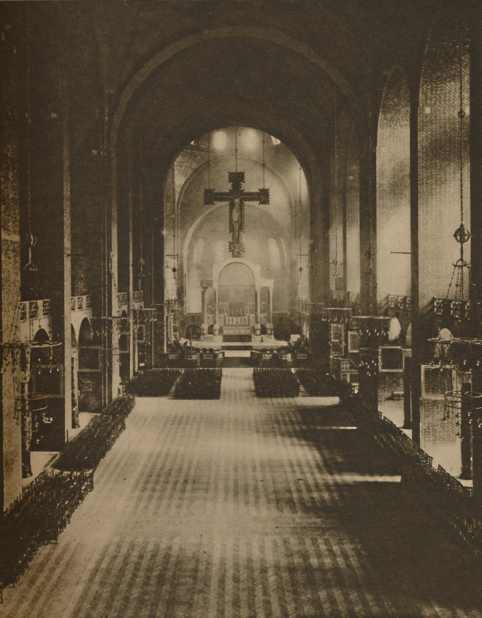 Innenraum der Westminster Kathedrale vom Westende aus gesehen von Cyril Ellis