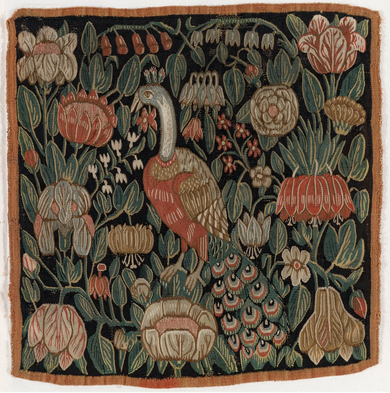 Wandteppichkissenbezug, der einen Vogel inmitten von Blumen darstellt, hergestellt in Schleswig-Holstein, Dänemark, ca. 1690 von Danish School