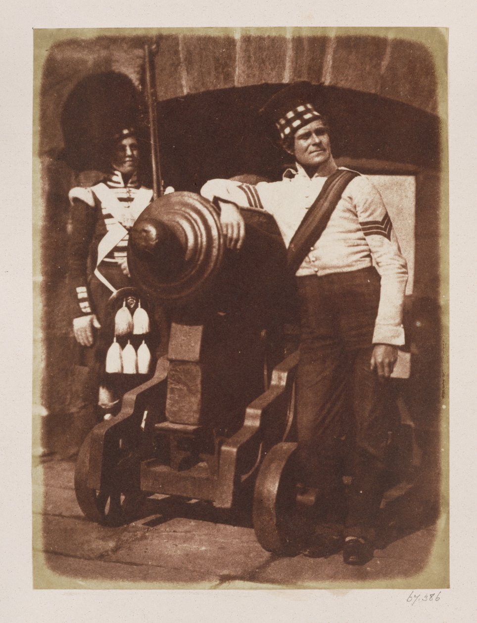 Artillerist und Highlander, Edinburgh Castle (Salzpapierabzug von Kalotyp-Negativ) von David Octavius Hill