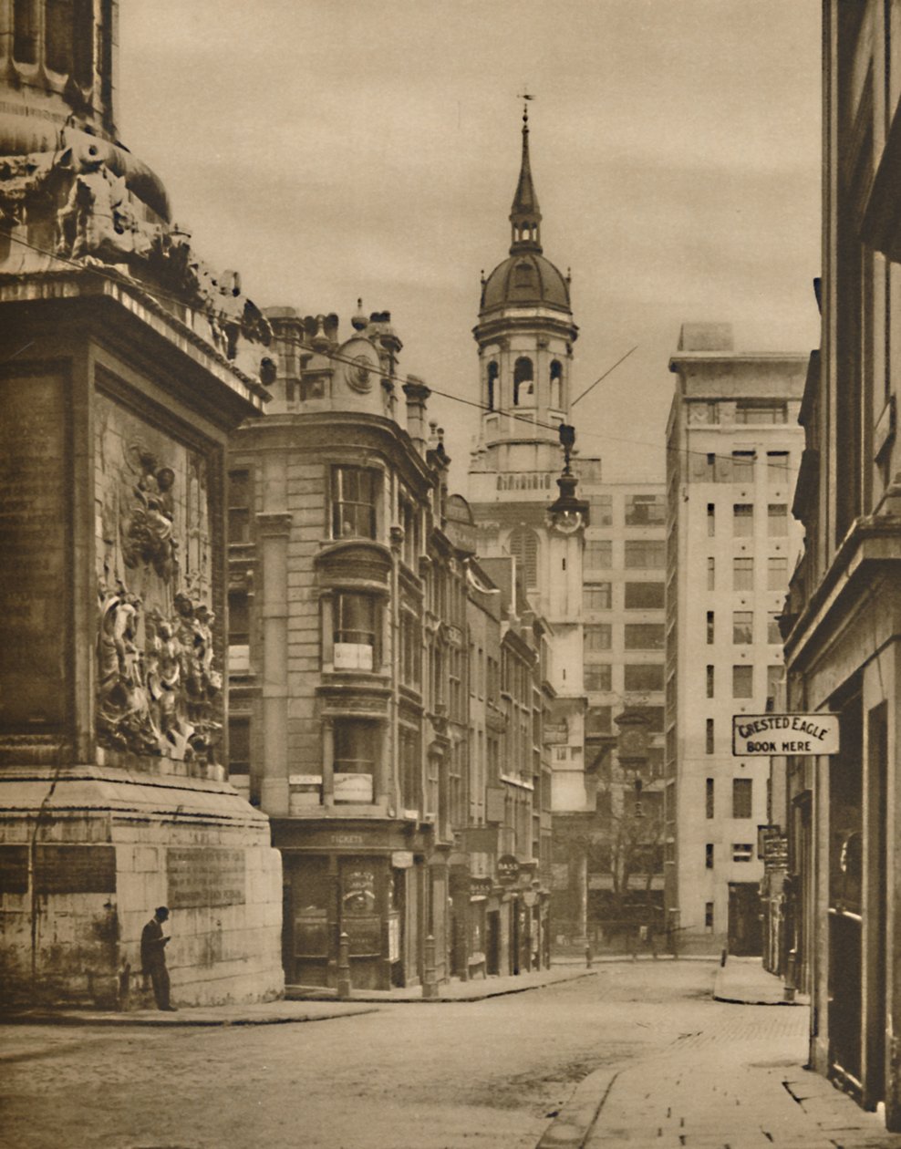 Am Fuße des Denkmals von Fish Street Hill, um 1935 von Donald McLeish