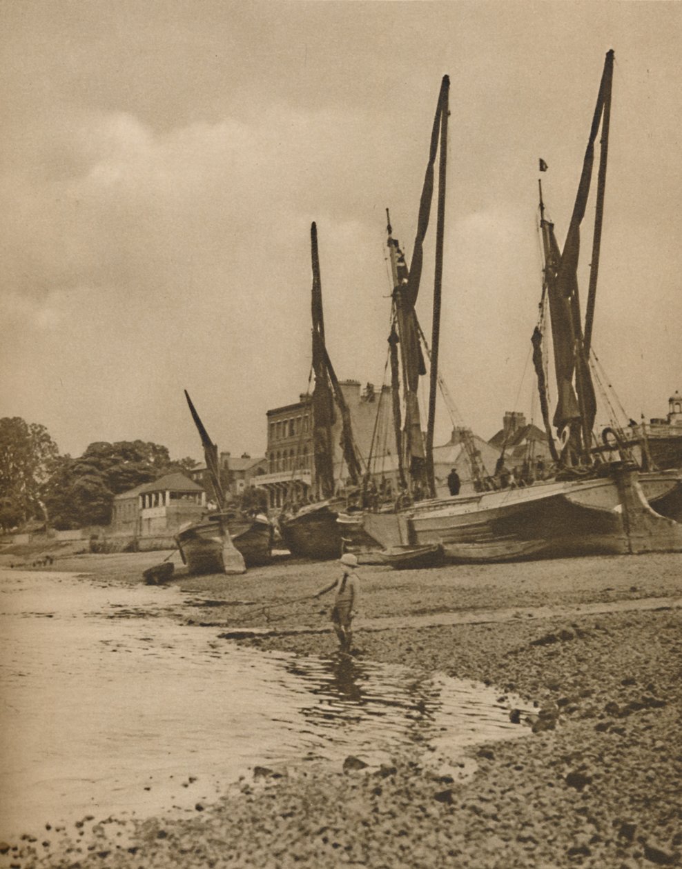 Bargen auf Grund bei Mortlake mit der Ebbe, um 1935 von Donald McLeish