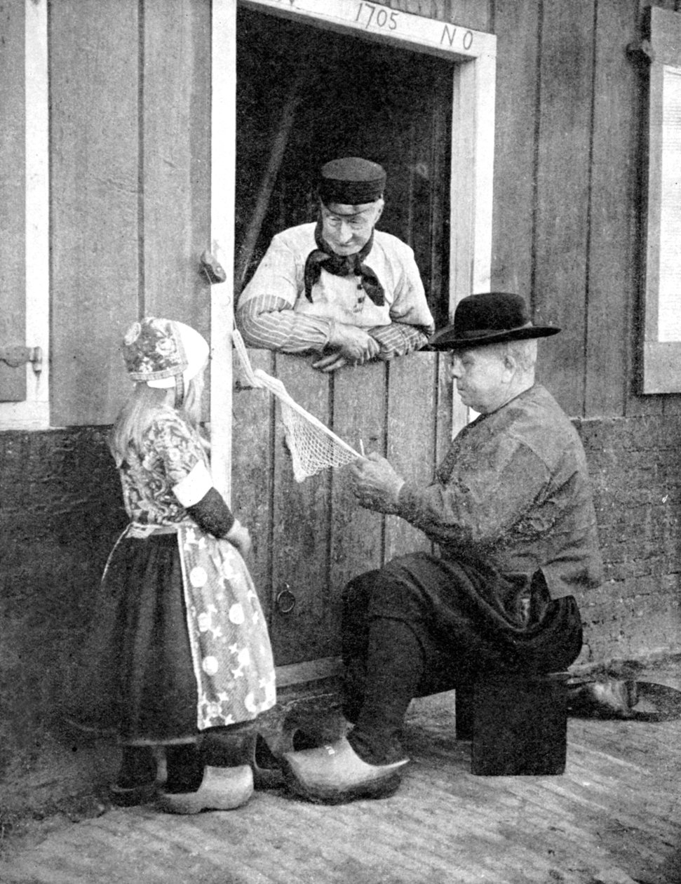 Niederländer tragen Holzschuhe, Marken, Holland, 1936 von Donald McLeish