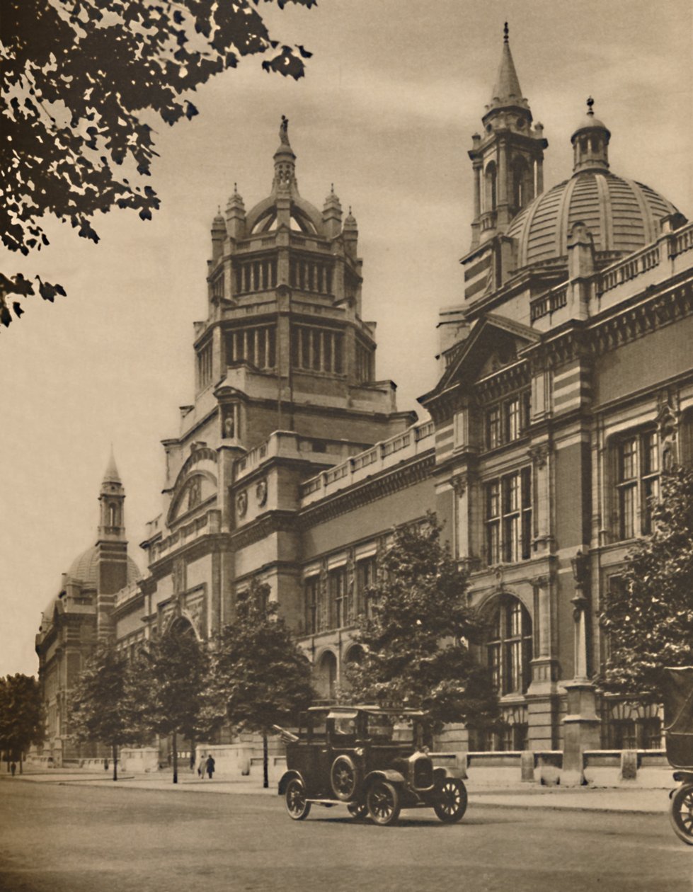 Fassade des Victoria and Albert Museums in der Cromwell Road von Donald McLeish