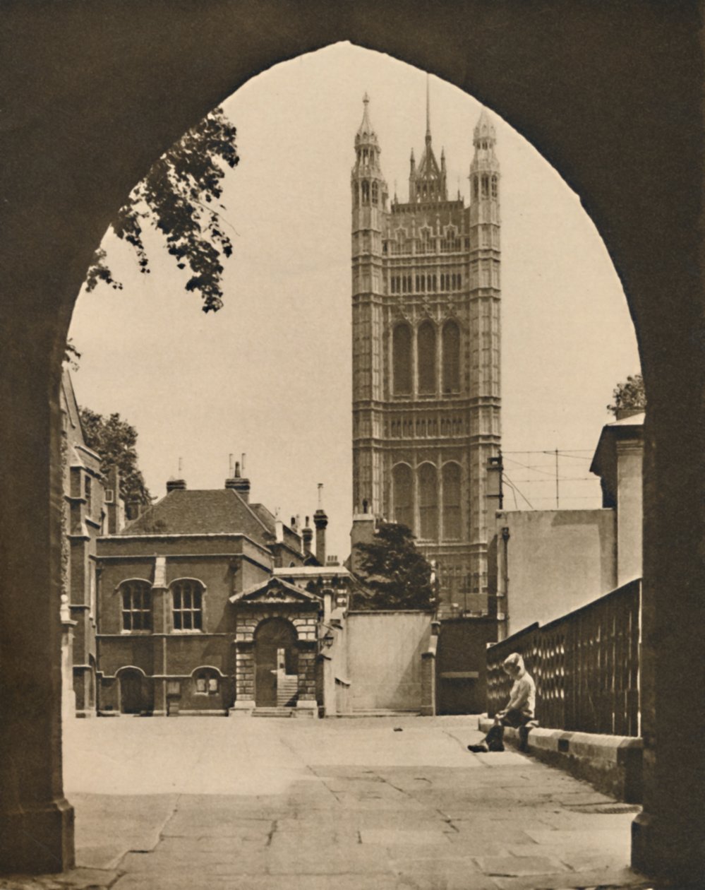 Little Deans Yard in Westminster: Ein Blick auf eine englische öffentliche Schule, um 1935 von Donald McLeish