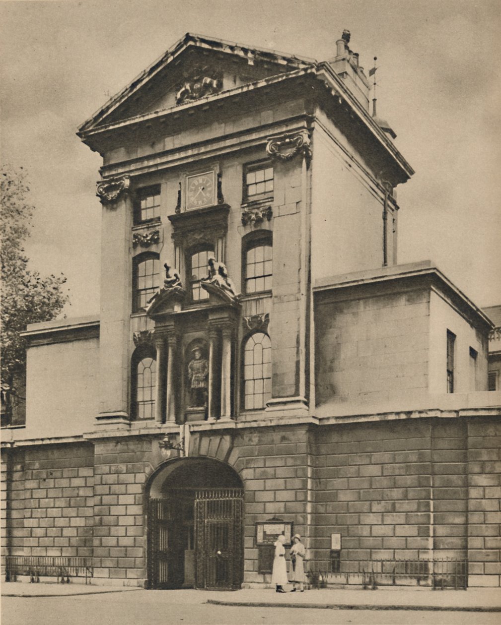 Haupttor von St. Bartholomews, Londons ältestes Krankenhaus, um 1935 von Donald McLeish