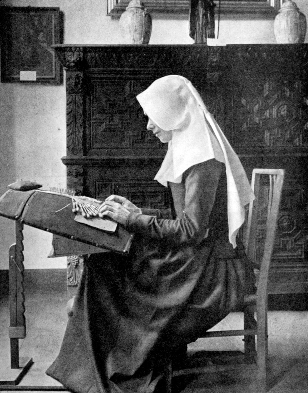 Nonne beim Spitzenklöppeln, Brügge, Belgien, 1936 von Donald McLeish