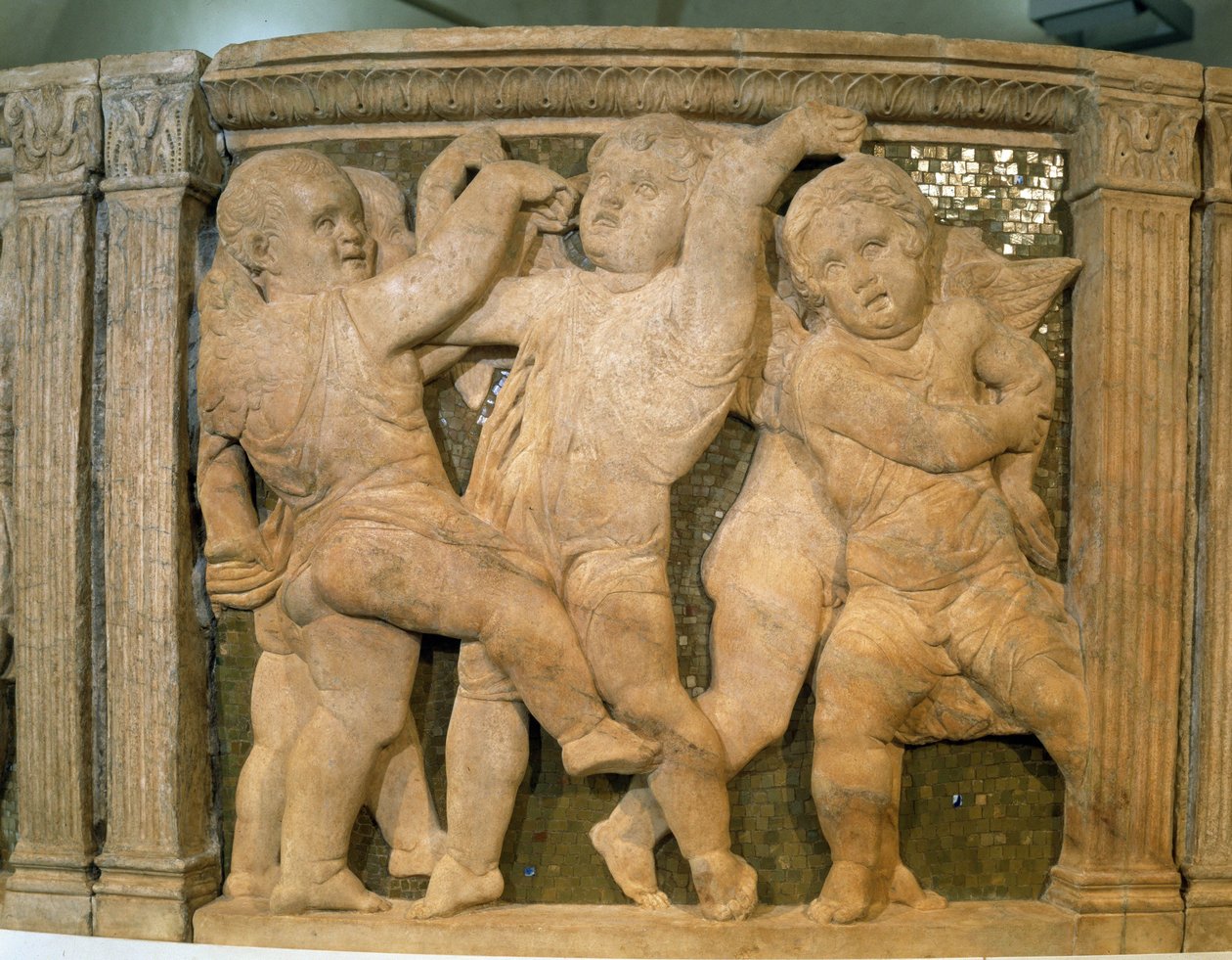 Pergamo del Duomo: musizierende Engel. Basrelief aus Marmor für die äußere Kanzel der Kathedrale von Prato, Italien. Skulptur von Donato di Niccolò Donatello von Donatello
