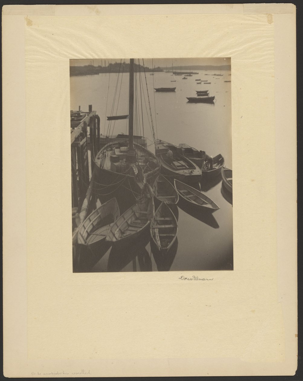 Hafen, Segelboote mit Skiffs im Vordergrund von Doris Ulmann