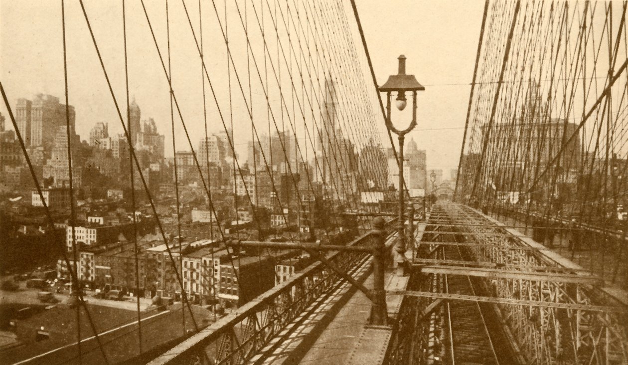 Unteres Manhattan durch das Netz der Kabel auf der Brooklyn-Hängebrücke gesehen, ca. 1930 von ENA