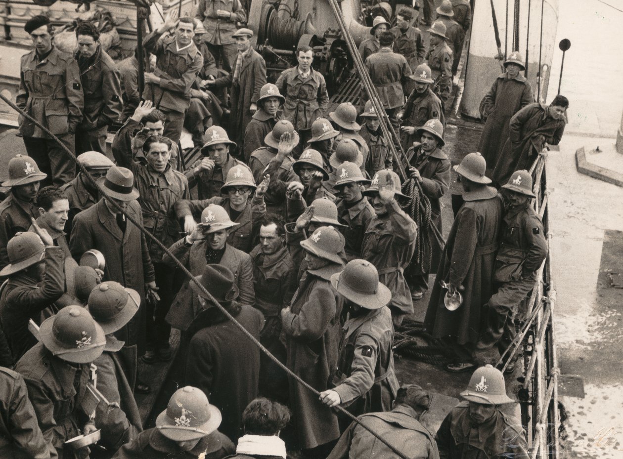 Album "MVSN- Schwarzhemden": Arbeiterfaschisten, in Jahrhunderte gerahmt, auf dem Weg nach AOI (Italienisch-Ostafrika) nach Genua von E. Binelli