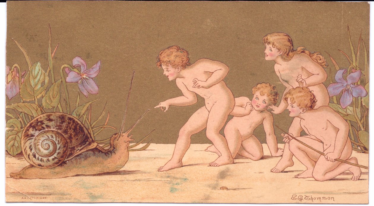 Eine viktorianische Grußkarte von vier nackten Feen, die eine Schnecke necken, vor einem goldenen Hintergrund von E. Gertrude Thompson