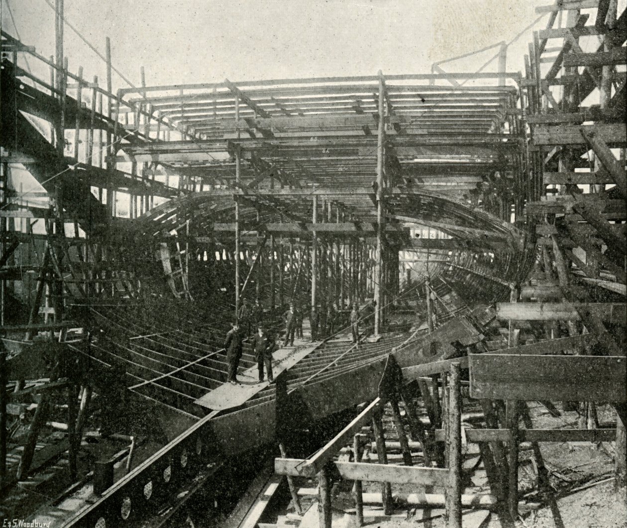 Der Bau eines Kriegsschiffs: Ein erstklassiger Kreuzer im Bau bei den Thames Ironworks, ca. 1897 von E. and S. Woodbury