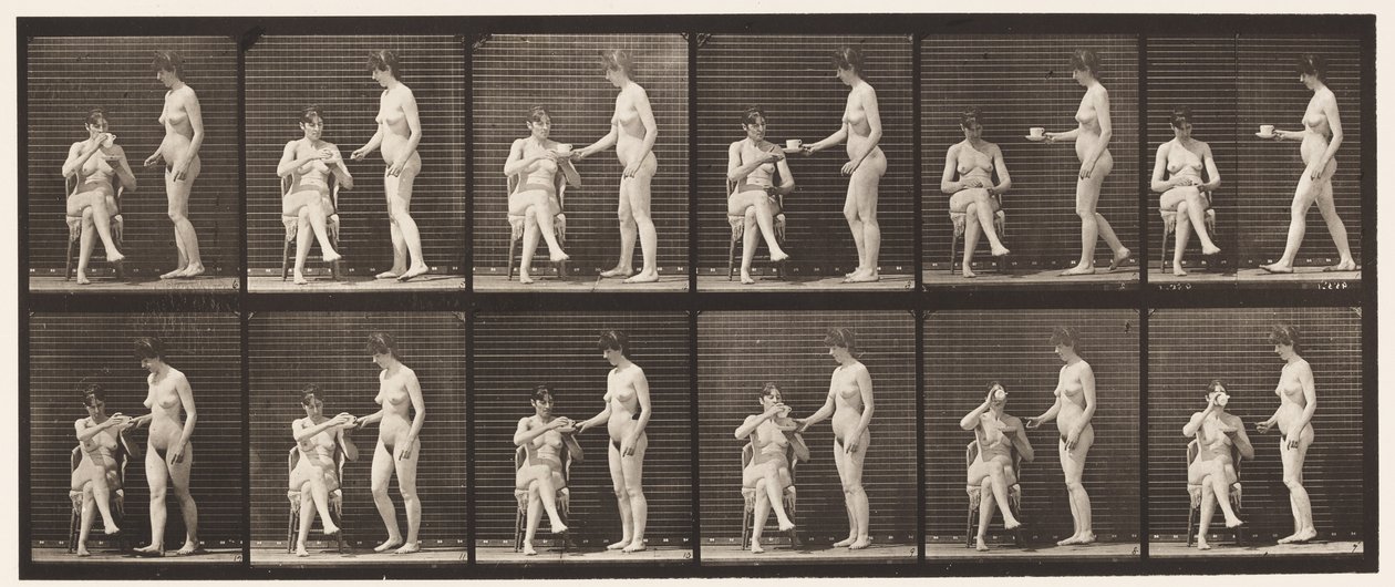 Tafel 450. Zwei Modelle, 8 bringt eine Tasse Tee, 1 nimmt die Tasse und trinkt von Eadweard Muybridge