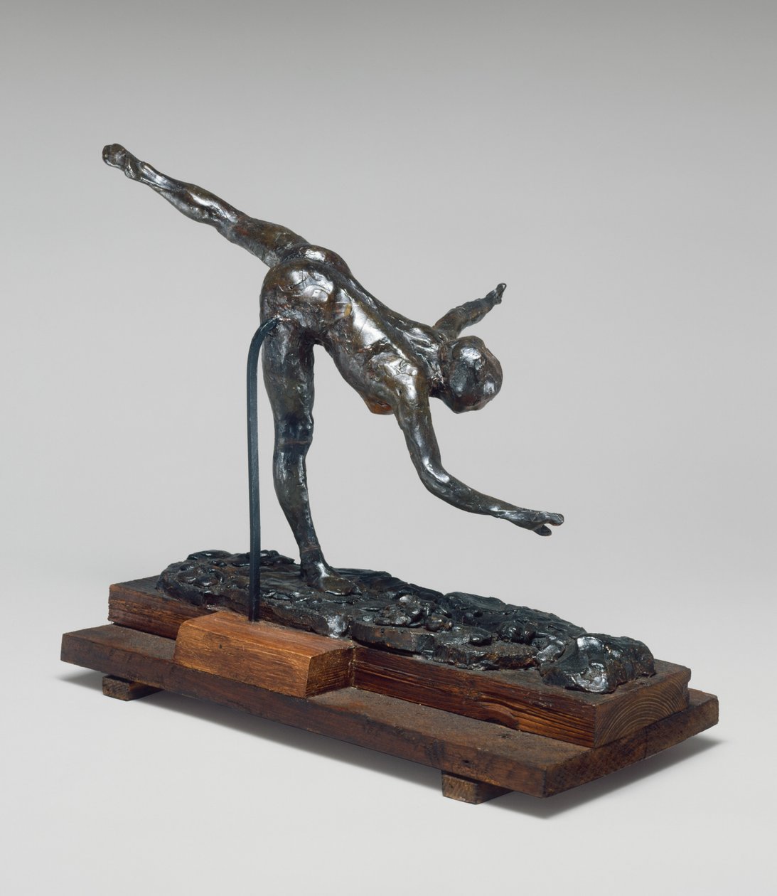 Arabeske über dem rechten Bein, rechte Hand nahe dem Boden, linker Arm ausgestreckt (Erste Arabeske Penchée) von Edgar Degas